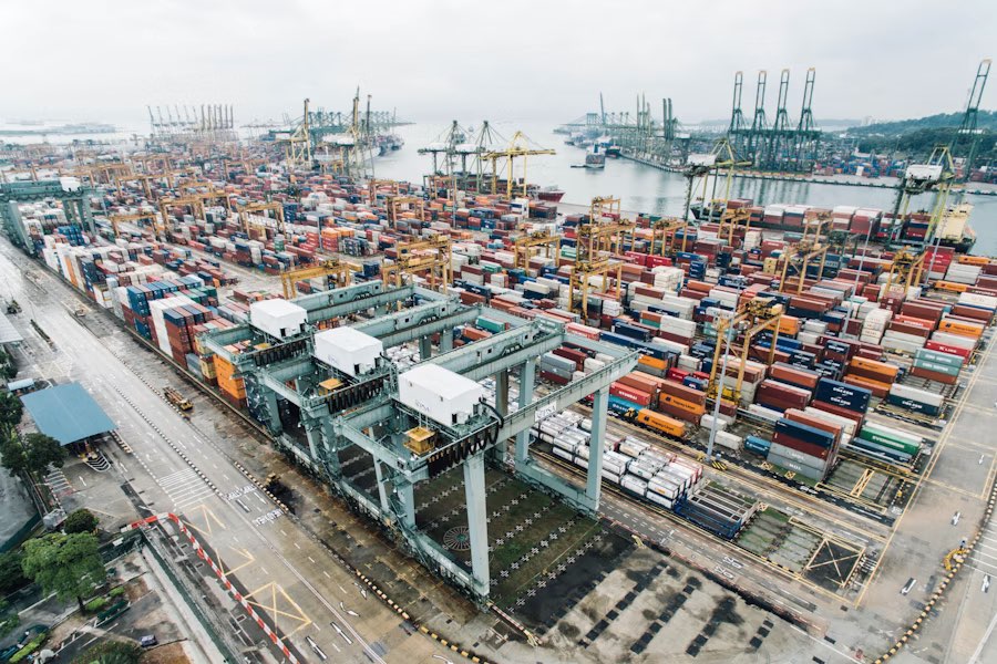 Containerterminal met portaalkranen langs het water