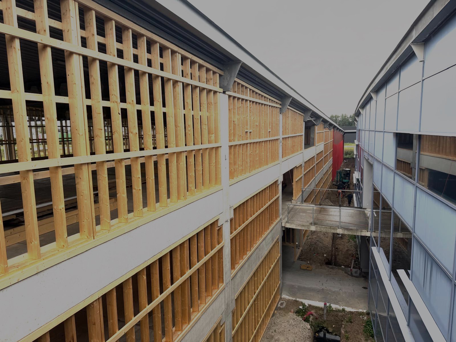 Galerij langs de vide van het onderwijsgebouw in Groningen, met glazen scheidingswanden en daglicht