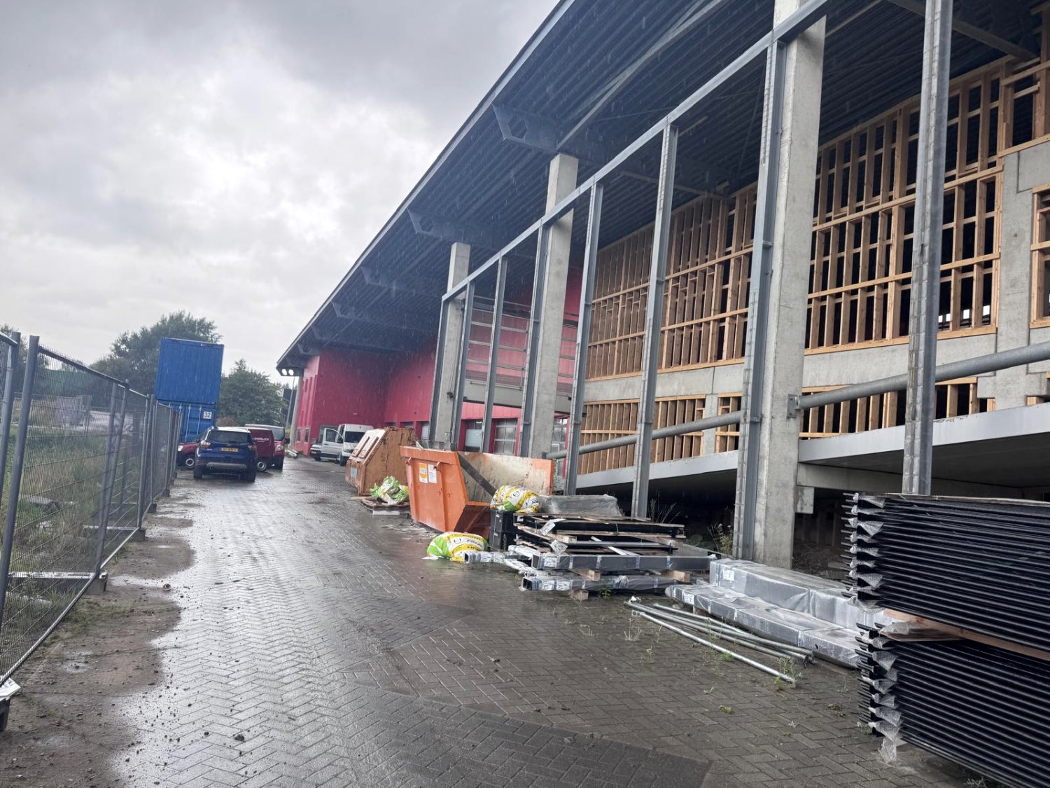 Montage van gevelpanelen vanaf een hoogwerker