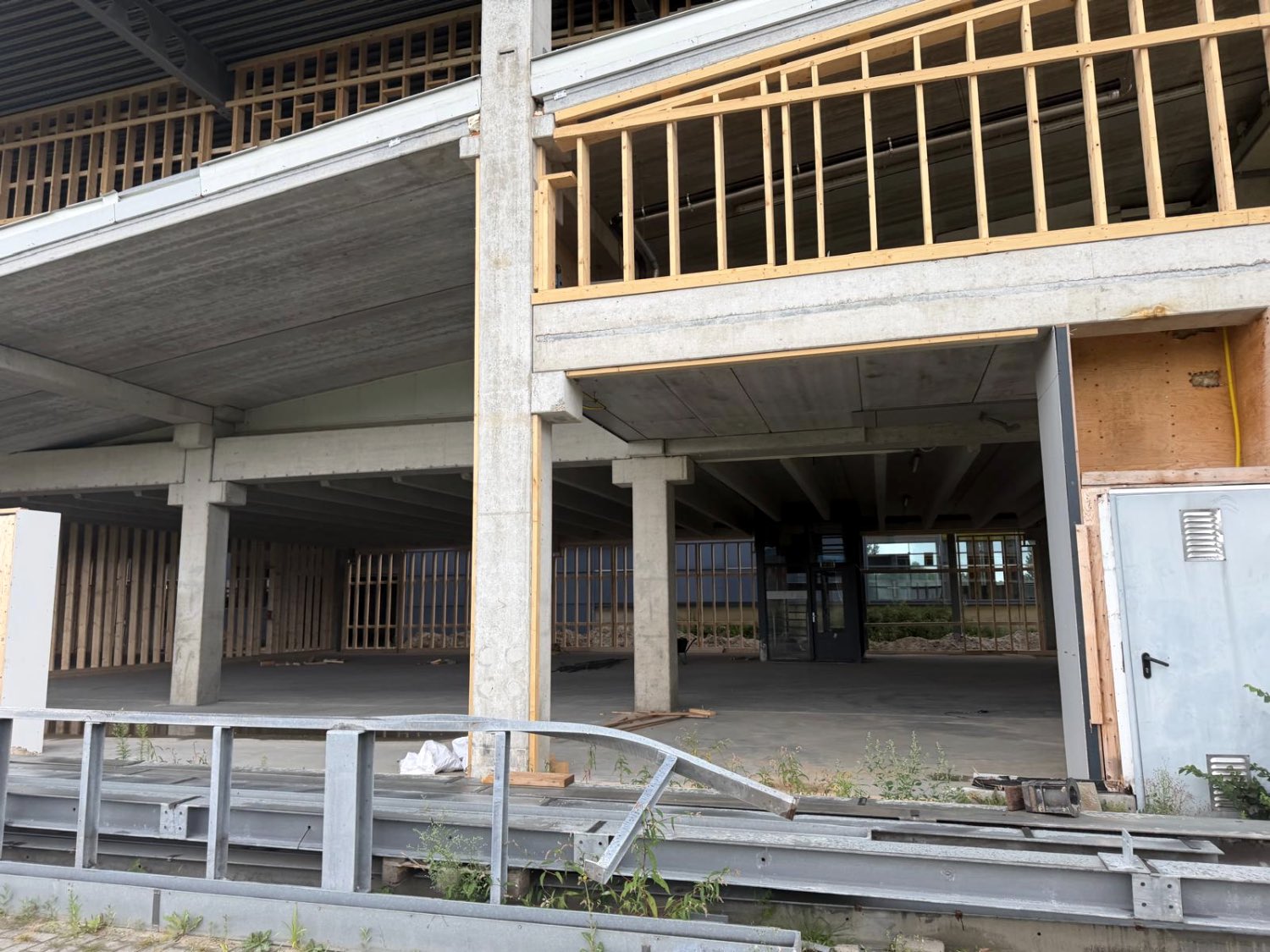 Zuidgevel met stalen kolommenstructuur en houtskeletvulling